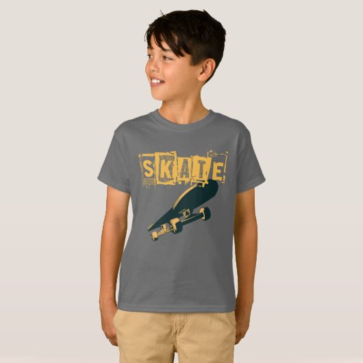 Skateboard mit Skate-Text T-Shirt (Vorne ganz)