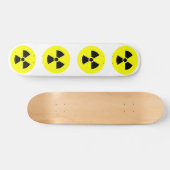 Skateboard mit Strahlungszeichen (Horizontal)