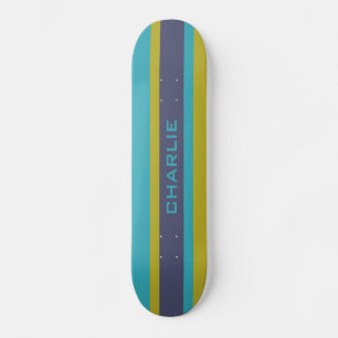 Skateboard mit Streifenmuster und individuellem Mo