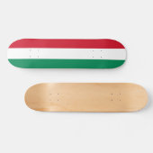 Skateboard mit ungarischer Flagge (Horizontal)