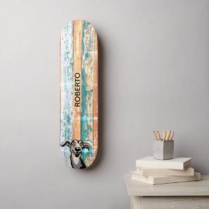Skateboard mit verwittertem Holz