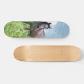 Skateboard Poderoso caballo gris en el campo (Horizontal)