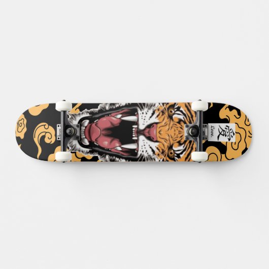 SKATEBOARD ROARING TIGER MIT CLOUD PATTER (Horizontal)
