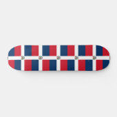 Skateboard unter der Flagge der Dominikanischen Re (Horizontal)