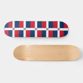 Skateboard unter der Flagge der Dominikanischen Re (Horizontal)