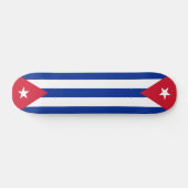 Skateboard unter kubanischer Flagge (Horizontal)