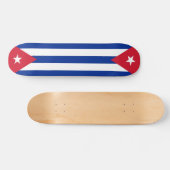 Skateboard unter kubanischer Flagge (Horizontal)