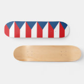 Skateboard unter tschechischer Flagge (Horizontal)