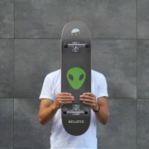 Skateboard von Flying Saucer & Green Alien