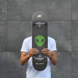 Skateboard von Flying Saucer & Green Alien