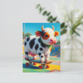 Skateboarden Surreal farbenfrohe und lustige Kuh Postkarte (Stehend Vorderseite)