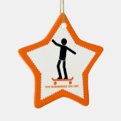 Skateboarder auf seinem Skateboard Keramikornament (Rechts)