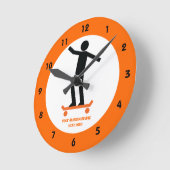 Skateboarder auf seinem Skateboard Runde Wanduhr (Winkel)