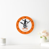 Skateboarder auf seinem Skateboard Runde Wanduhr (Zuhause)