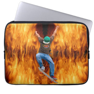 Skateboarder & Flames Action Sports Art Laptopschutzhülle