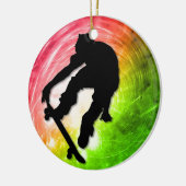 Skateboarding in einem psychedelischen Wirbelsturm Keramik Ornament (Links)