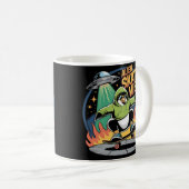 Skateboarding Pinguin Under UFO Funny Cartoon Kaffeetasse (VorderseiteRechts)