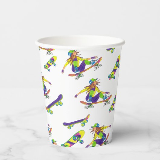 Skateboardmädchen Pappbecher (Rückseite)