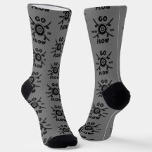 Skateboardsocken gehen mit grauem Fluss einher