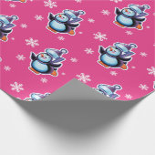 Skaten Pinguin matte Cerise Pink Geschenkpapier (Ecke)
