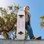 Skater Chick | Rosa Rosa mit weißen Herzmädchen Skateboard<br><div class="desc">NewParkLane - Skateboard, mit einem rot-weiß gestreiften Hintergrund, und "Skater Chick' Slogan in lustiger grauer Typografie. Ein niedliches Design für Mädchen! Einfach in Zazzle für ein personalisiertes Design anpassen. Alle Textstile, Farben, Größen können an Ihre Bedürfnisse angepasst werden. Karo diese Kollektion für passende Artikel, wie Totbeutel. Haben Sie spezielle persönliche...</div>