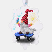 Skater Gnome mit Geschenken Weihnachtsschmuckkarte Ornament Karte (Linke Ecke)