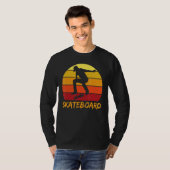 Skater mit Skateboarddesign T-Shirt (Vorne ganz)