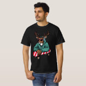 Skater Reindeer – Cool Christmas Skateboard Design T-Shirt (Vorne ganz)