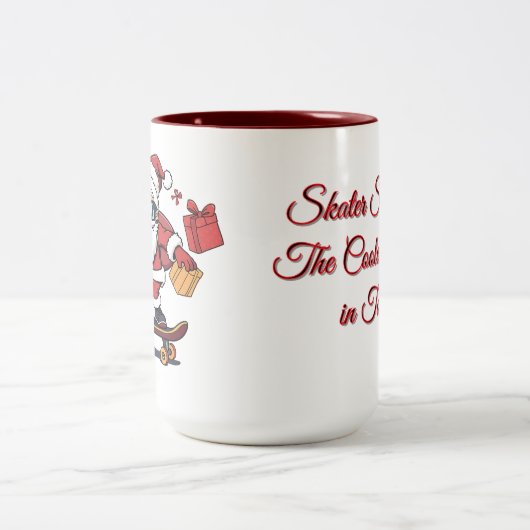 Skater Santa – The Coolest Claus in Town Zweifarbige Tasse (Mittel)