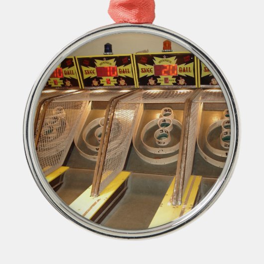 SKEE BALL! SILBERNES ORNAMENT (Vorne)