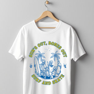 Skeleton Beach Vibes Surf und Skate Summer Design T-Shirt