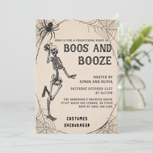 Skeleton Boos & Booze Adult Halloween-Party Einladung (Stehend Vorderseite)