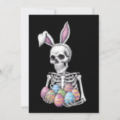 Skeleton Bunny Holding Ostereier Funny Rabbit Einladung (Vorderseite)