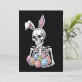 Skeleton Bunny Holding Ostereier Funny Rabbit Einladung (Stehend Vorderseite)