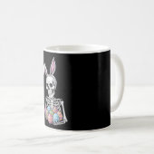 Skeleton Bunny Holding Ostereier Funny Rabbit Kaffeetasse (VorderseiteRechts)