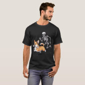 Skeleton Chasing Corgi Halloween Hund T-Shirt (Vorne ganz)