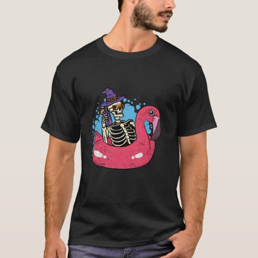 Skeleton Chillin Flamingo Halloween Funny Witch Bo T-Shirt (Vorderseite)