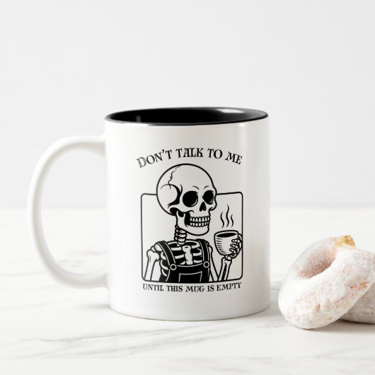 Skeleton Coffee Quote Art - Kühne schwarze Typogra Zweifarbige Tasse (Mit Donut)