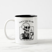 Skeleton Coffee Quote Art - Kühne schwarze Typogra Zweifarbige Tasse (Links)