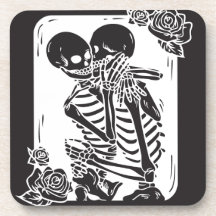 Skeleton Couple Hugging auf einem Untersetzer