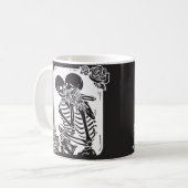 Skeleton Couple Hugging on a Kaffeetasse (Vorderseite Links)