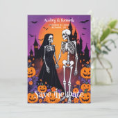 Skeleton Couple in Spooky Town at Dusk Wedding Save The Date (Stehend Vorderseite)