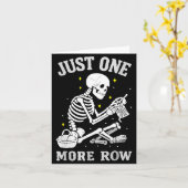 Skeleton Crochet Crafter Tee Just One More Row Karte (Gelbe Blume)