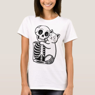 Skeleton, der eine Katze umarmt T-Shirt
