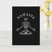 Skeleton Doing Yoga Funny Halloween Namaste Yogi Karte (Gelbe Blume)