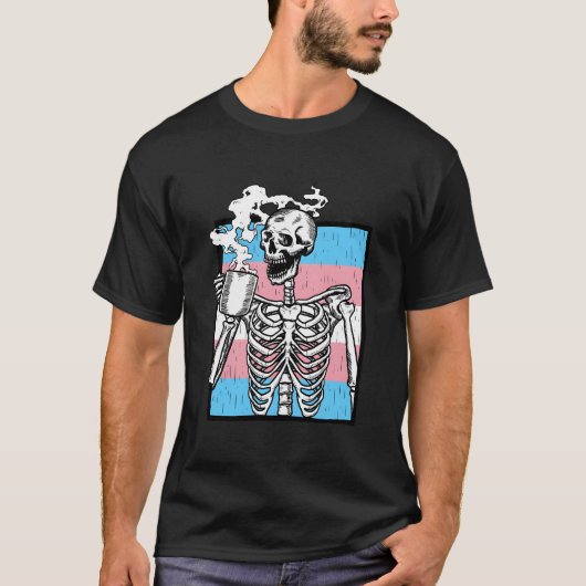 Skeleton Drinking Coffee Lgbt-Q Transgender Pride T-Shirt (Vorderseite)