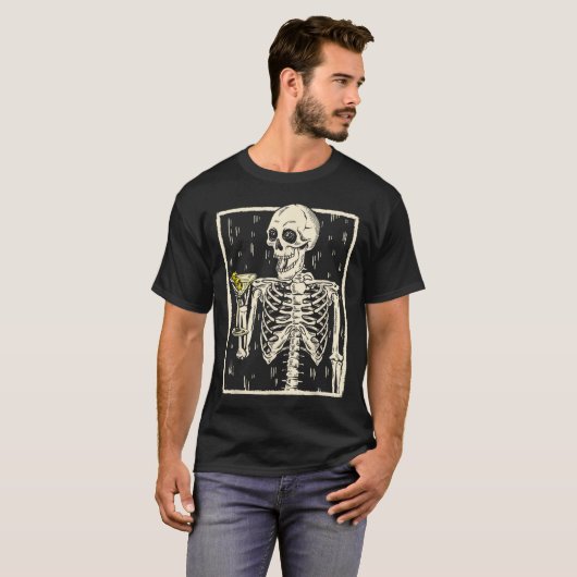 Skeleton Drinks Martini Schwanz Retro Halloween Co T-Shirt (Vorne ganz)