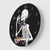 Skeleton Eating Halloween Candy Große Wanduhr (Winkel)