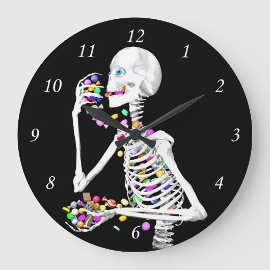 Skeleton Eating Halloween Candy Große Wanduhr (Vorderseite)