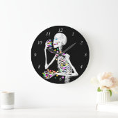 Skeleton Eating Halloween Candy Große Wanduhr (Zuhause)